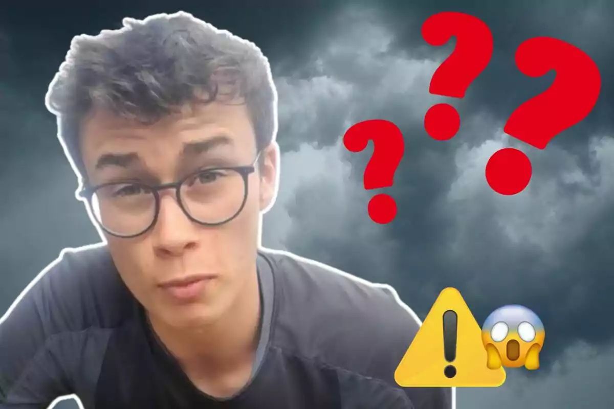 Un joven con gafas frente a un fondo de nubes oscuras con signos de interrogación rojos y emojis de advertencia y sorpresa.