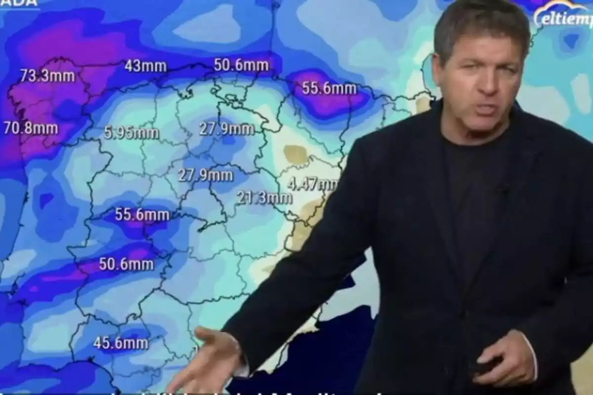 Un presentador del clima explica un mapa meteorológico que muestra las precipitaciones en diferentes regiones, con valores en milímetros indicados en varias áreas del mapa.