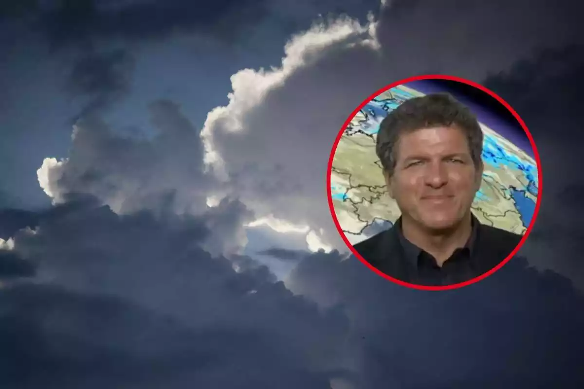 Un hombre sonriente en un recuadro circular sobre un fondo de nubes oscuras.