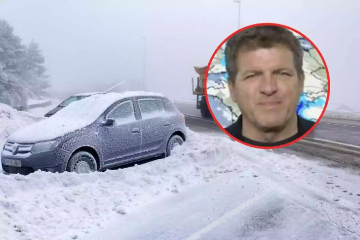 Un coche cubierto de nieve estacionado al lado de una carretera nevada con un círculo rojo que muestra el rostro de un hombre.