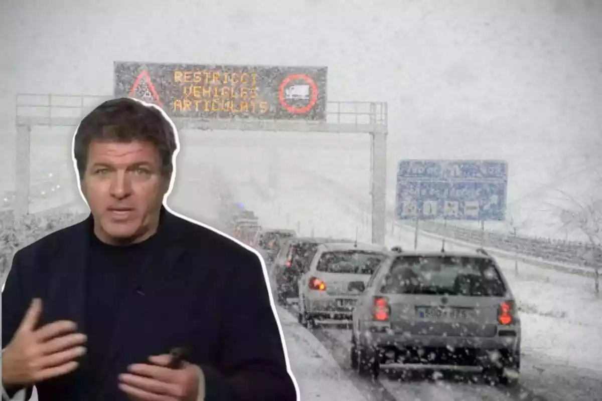 Un hombre en primer plano con una carretera nevada y tráfico de coches al fondo, junto a un cartel de restricción para vehículos articulados.