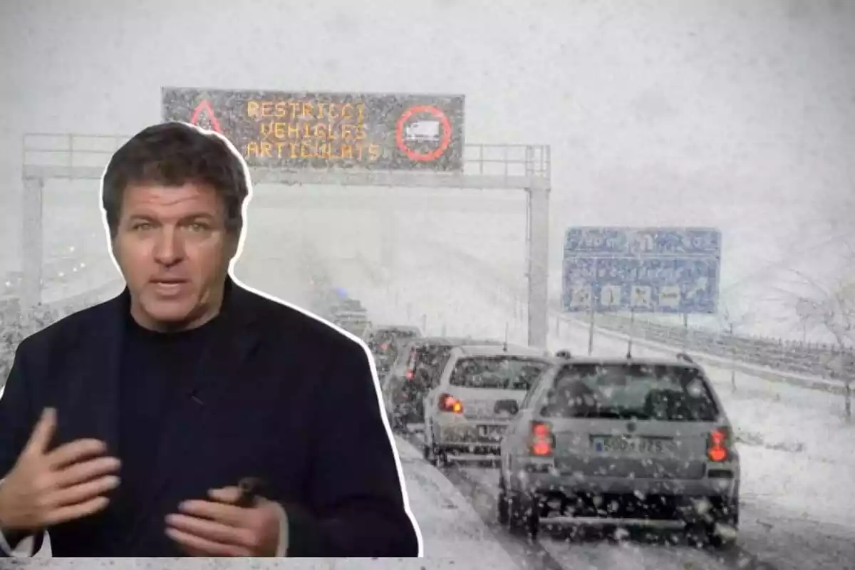 Un hombre hablando frente a una carretera nevada con tráfico y un cartel que indica restricciones para vehículos articulados.