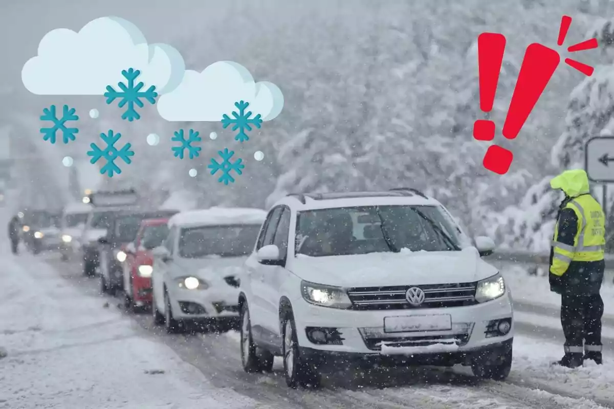 Una fila de coches avanza lentamente por una carretera nevada mientras un agente de tráfico con chaqueta amarilla observa, con gráficos de nubes y copos de nieve en la parte superior izquierda y un signo de exclamación rojo en la parte superior derecha.